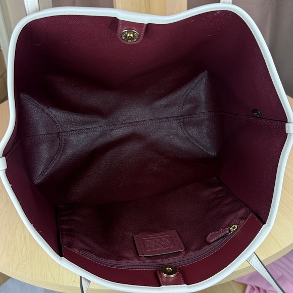 💥COACH NWOT - City Tote in Signature Canvas with "LOVE" Print - 110U461 - Picture 11 of 16